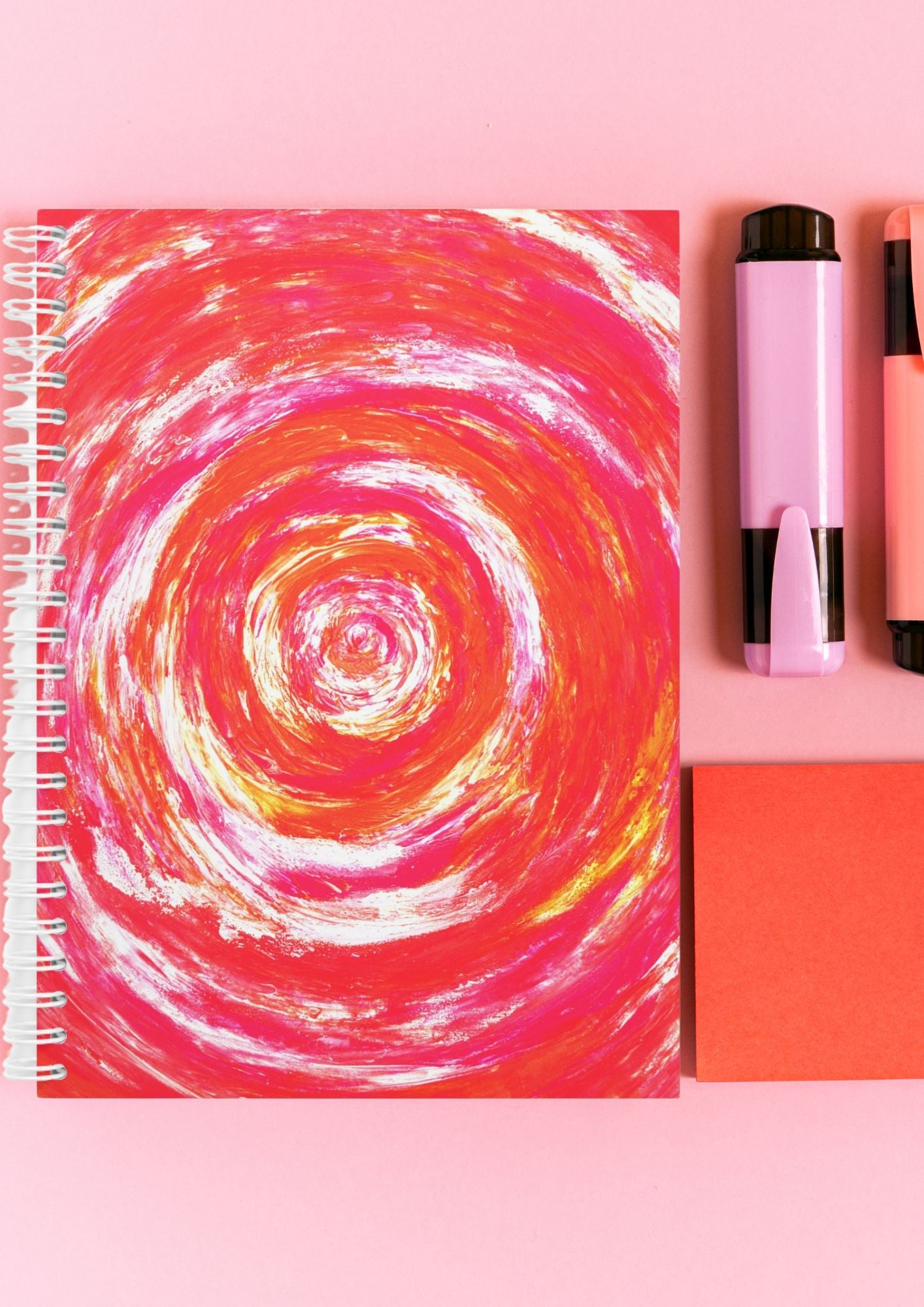 Reproduction d’art abstrait rose cyclone pour les créatifs – Un carnet qui stimule l’imagination et incite à l’écriture libre.