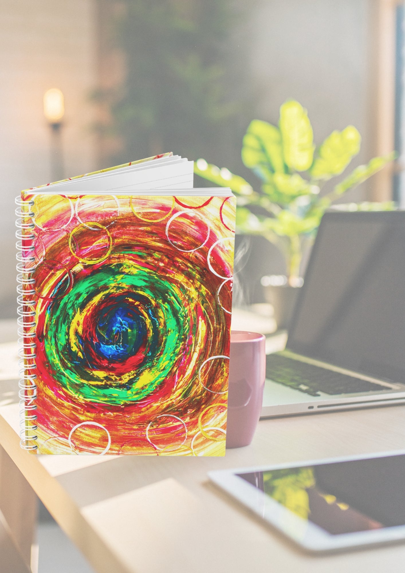 Carnet de voyage avec art abstrait couleurs brillantes – Capturez vos aventures et inspirations dans un carnet qui reflète votre esprit explorateur.