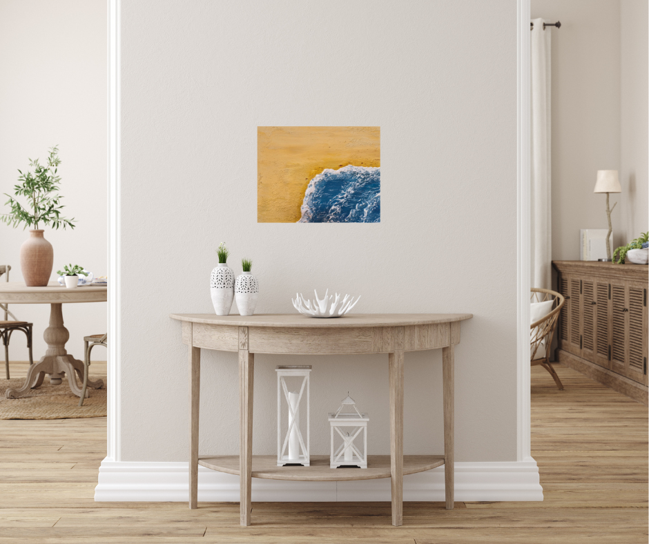 Toile évoquant le mouvement fluide des vagues dans des tons bleus et turquoise et son sable