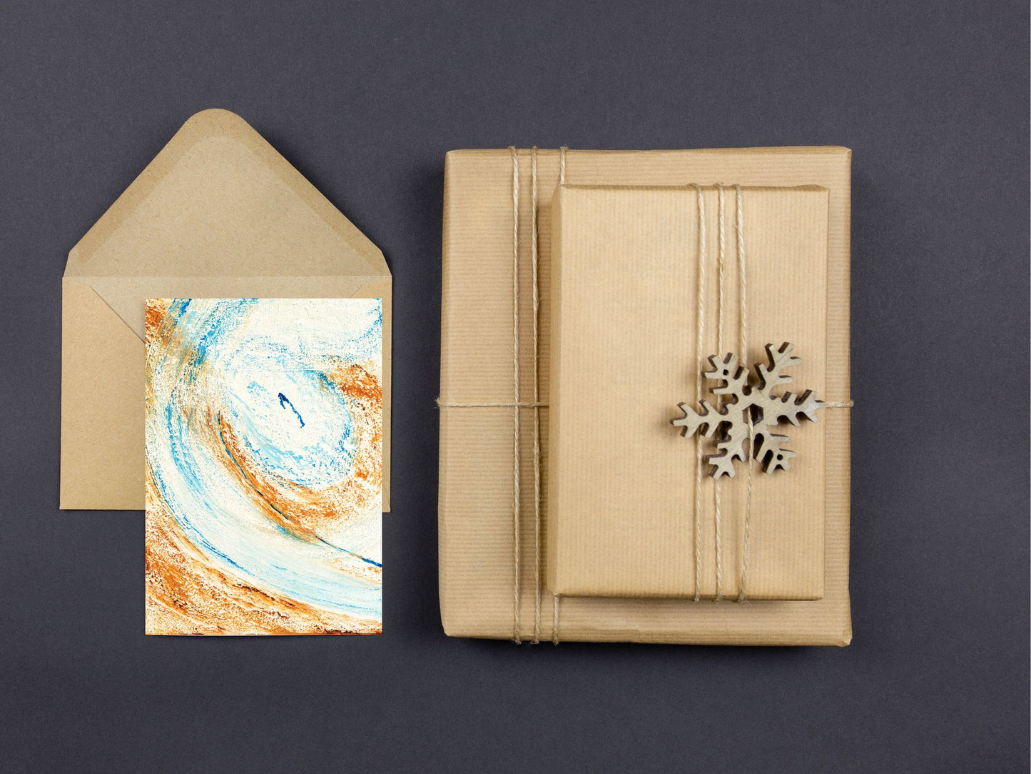 Lot de cartes de vœux avec designs colorés pour célébrer les fêtes.
