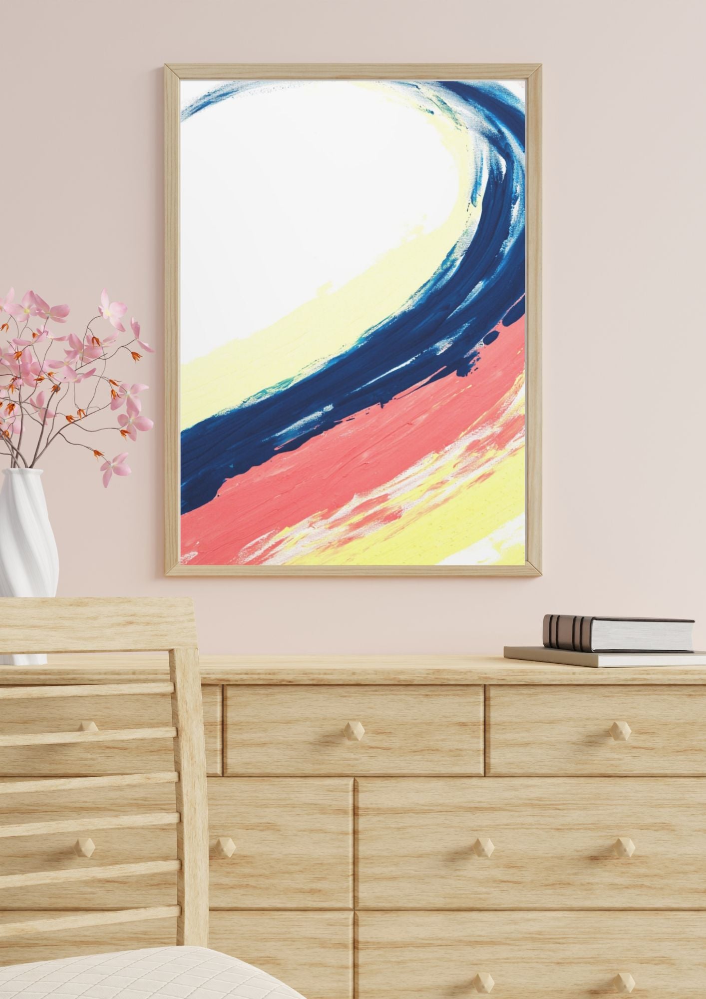 Affiche d’art abstrait avec motifs fluides bleu rose et jaune pastel sur le thème de la plage. Des lignes ondulantes qui créent une ambiance relaxante.